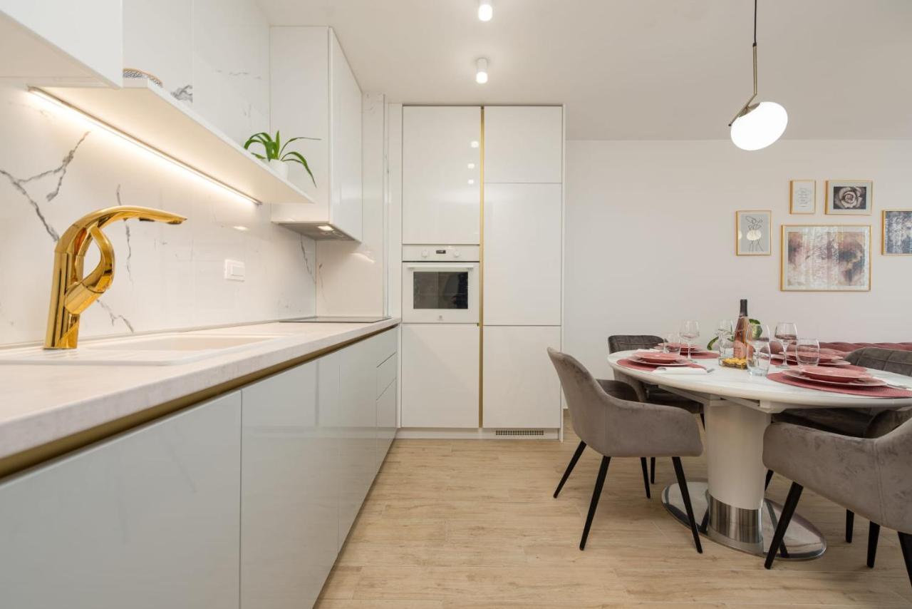 Apartment Designer With Garage And Balcony - *