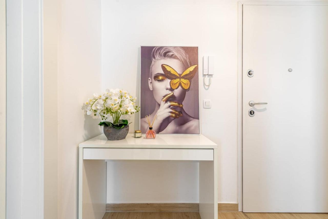 Apartment Designer With Garage And Balcony - *