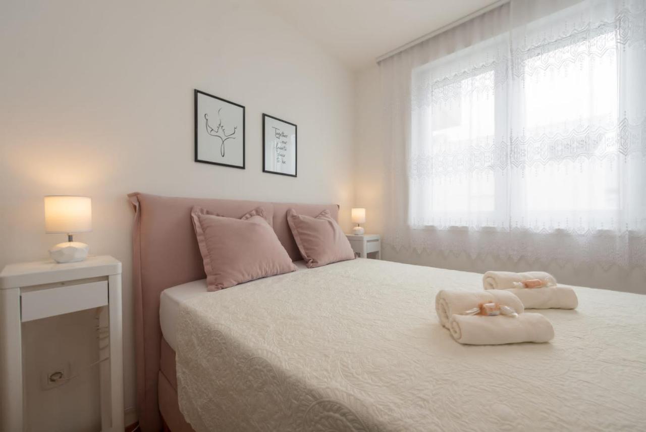 Apartment Designer With Garage And Balcony - *