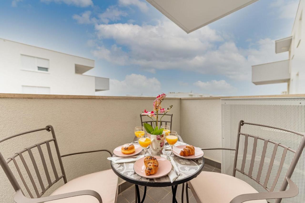 Apartment Designer With Garage And Balcony - *