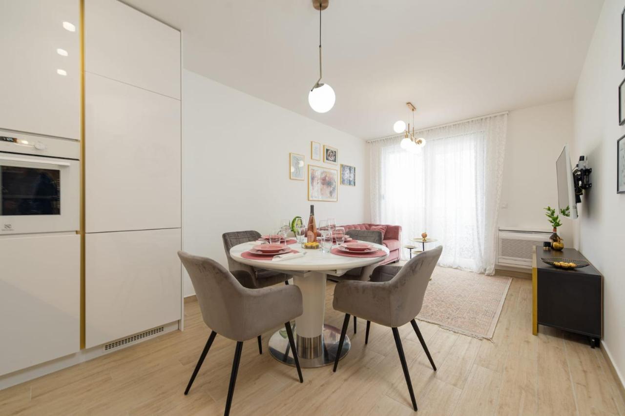 Designer With Garage And Balcony - Apartment