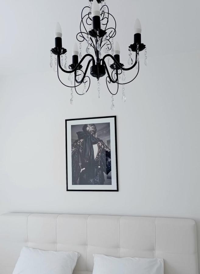 Apartment Designer With Garage And Balcony - *